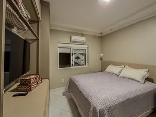 Quarto com cama e janela em um imóvel no Brasil.