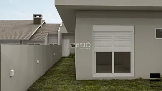Vista externa de uma residência moderna com jardim e muro em Lajeado.