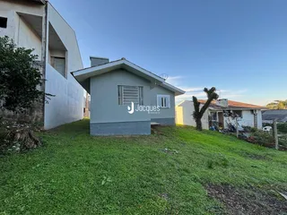 Fachada de uma casa em Lajeado, Brasil, com gramado verde.