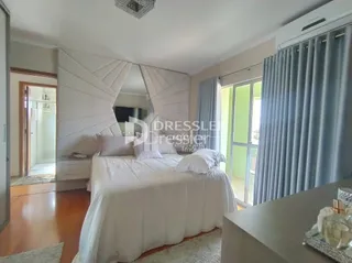 Quarto com cama grande e paredes brancas.