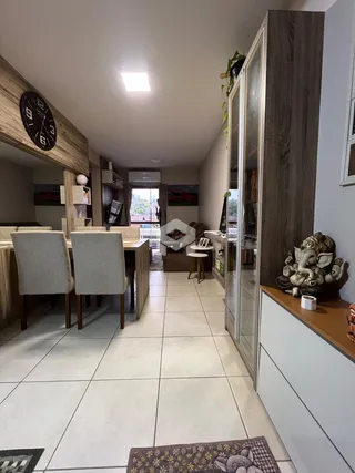 Interior de uma sala de jantar com piso de cerâmica clara e espelho grande.