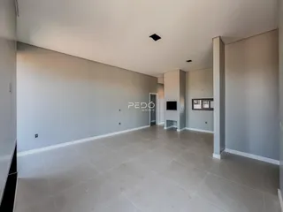 Ambiente interno de uma sala ampla com piso de cerâmica clara.