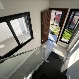 Vista externa capturada através de uma janela de uma propriedade em Lajeado.