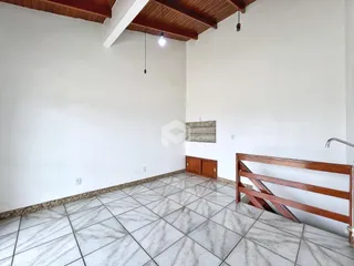 Imagem de uma sala com piso de cerâmica e paredes brancas.