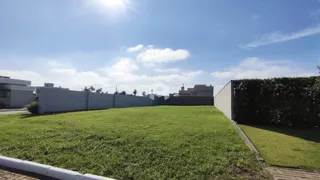 Vista externa de um terreno com gramado e muro em Lajeado, Brasil.