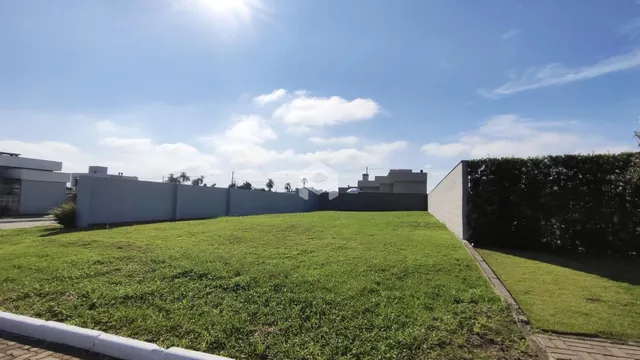 Vista externa de um terreno com gramado e muro em Lajeado, Brasil.