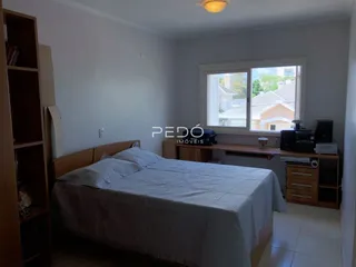 Quarto com cama e guarda-roupa em um imóvel no Brasil.