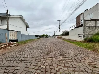 Vista externa de uma rua pavimentada com paralelepípedos em Lajeado, Brasil.