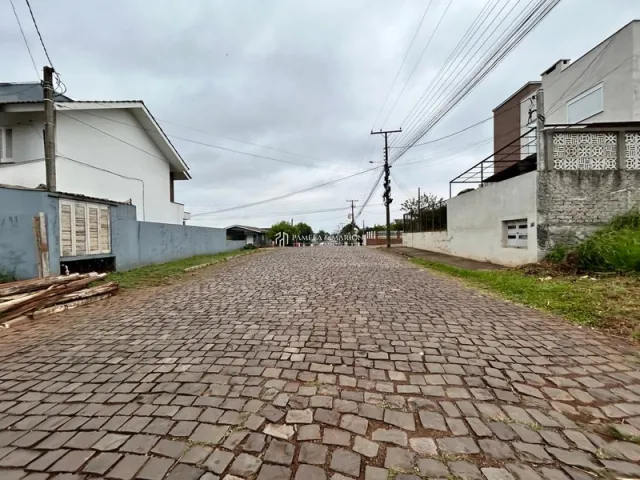 Vista externa de uma rua pavimentada com paralelepípedos em Lajeado, Brasil.