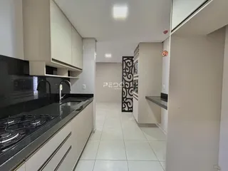Vista da cozinha e do corredor de uma residência em Lajeado.