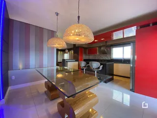 Imagem da sala de jantar e cozinha de um imóvel em Lajeado, Brasil.