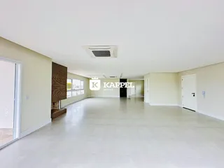 Imagem de um ambiente interno amplo com piso de cerâmica e ar-condicionado em um imóvel em Lajeado.