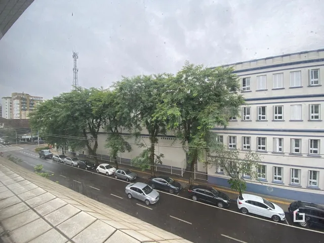 Vista da rua com carros estacionados em frente a um prédio na Lajeado.