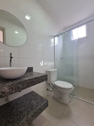 Foto de um banheiro com pia e vaso sanitário em um imóvel.