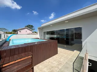 Vista externa de uma piscina e área de lazer de uma residência em Lajeado, Brasil.