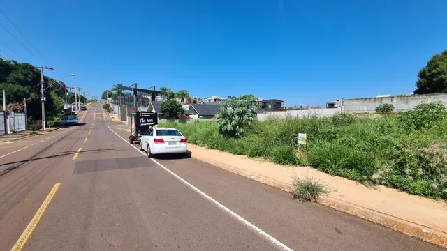 Vista de uma estrada em Lajeado, Brasil com vegetação ao lado.