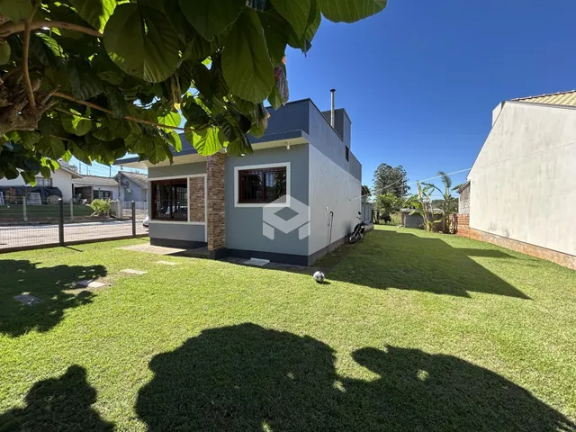 Vista externa da casa em Lajeado com jardim gramado.