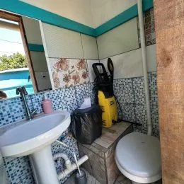 Foto de um banheiro com revestimento de azulejos azuis e brancos.