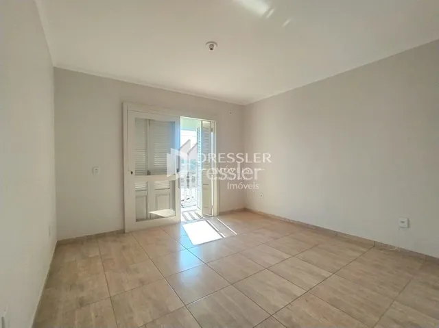 Vista interna de um ambiente com piso de cerâmica claro.