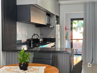 Foto de uma cozinha moderna com armários escuros e bancadas pretas.