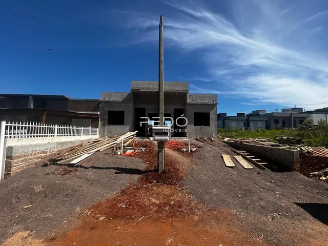 Vista da fachada de uma construção em Lajeado, Brasil, com terreno em obras.