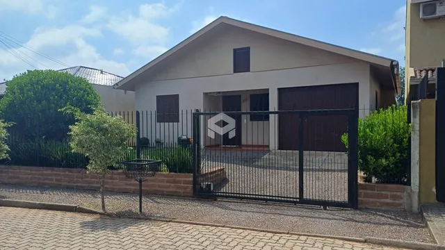 Fachada de uma casa em Lajeado, Brasil com portão de ferro.