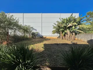 Fachada de um imóvel em Lajeado, Brasil, com jardim frontal.