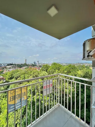Vista panorâmica de um terraço com vista para a floresta e a cidade de Lajeado.