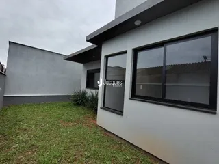 Foto da fachada de uma residência em Lajeado, Brasil, com jardim gramado.