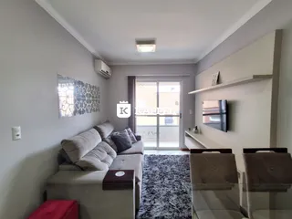 Sala de estar com sofá e decoração moderna.