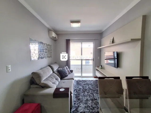 Sala de estar com sofá e decoração moderna.