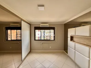 Quarto com piso de cerâmica e ar-condicionado visível na sala.