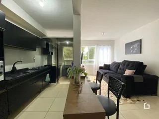 Vista da sala de estar e cozinha de um apartamento em Lajeado.