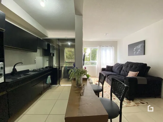 Vista da sala de estar e cozinha de um apartamento em Lajeado.