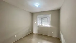 Vista interna de um ambiente com paredes claras e piso de cerâmica.