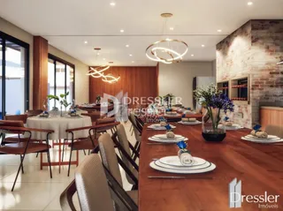 Uma sala de jantar com mesa posta de madeira em um imóvel no Brasil.