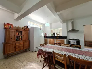 Ambiente interno de uma sala com móveis de madeira.