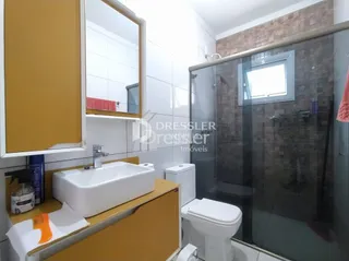 Foto de um banheiro interno com pia e box de vidro.