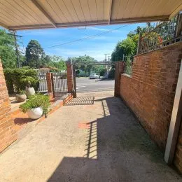 Foto da área externa e pátio de uma propriedade em Lajeado, Brasil.