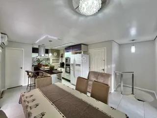 Interior de uma sala de estar com cozinha aberta em Lajeado, Brasil.