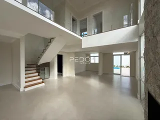 Vista de um ambiente moderno com pé direito alto em uma residência.