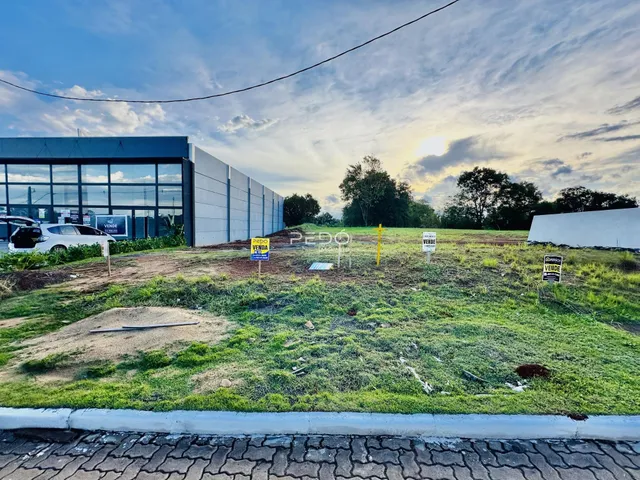 Vista externa de um terreno com um edifício industrial em Lajeado.