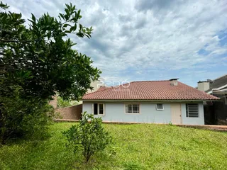 Fachada de uma casa em Lajeado, Brasil, com telhado de telhas e jardim.