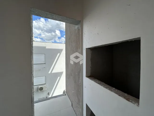 Detalhe da parede interna com nicho e abertura de porta em uma residência.