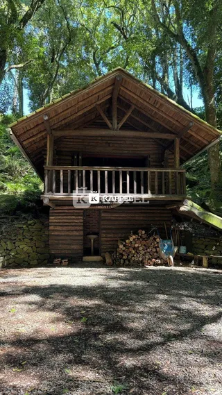 Fachada rústica de uma cabana de madeira em Lajeado, Brasil.