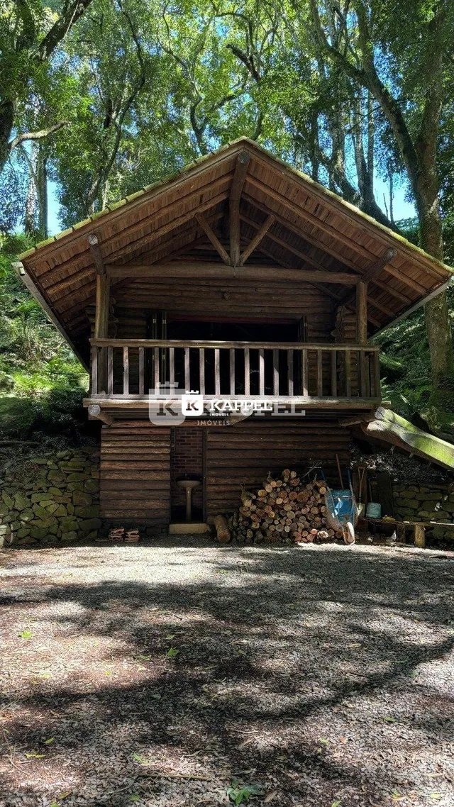 Fachada rústica de uma cabana de madeira em Lajeado, Brasil.