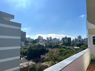 Vista da paisagem urbana de Lajeado com vegetação exuberante.