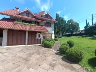 Fachada de uma casa em Lajeado, Brasil, com jardim e calçada.