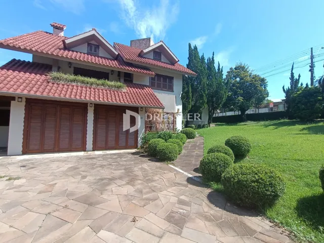Fachada de uma casa em Lajeado, Brasil, com jardim e calçada.