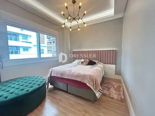 Quarto com janela grande e luz natural.